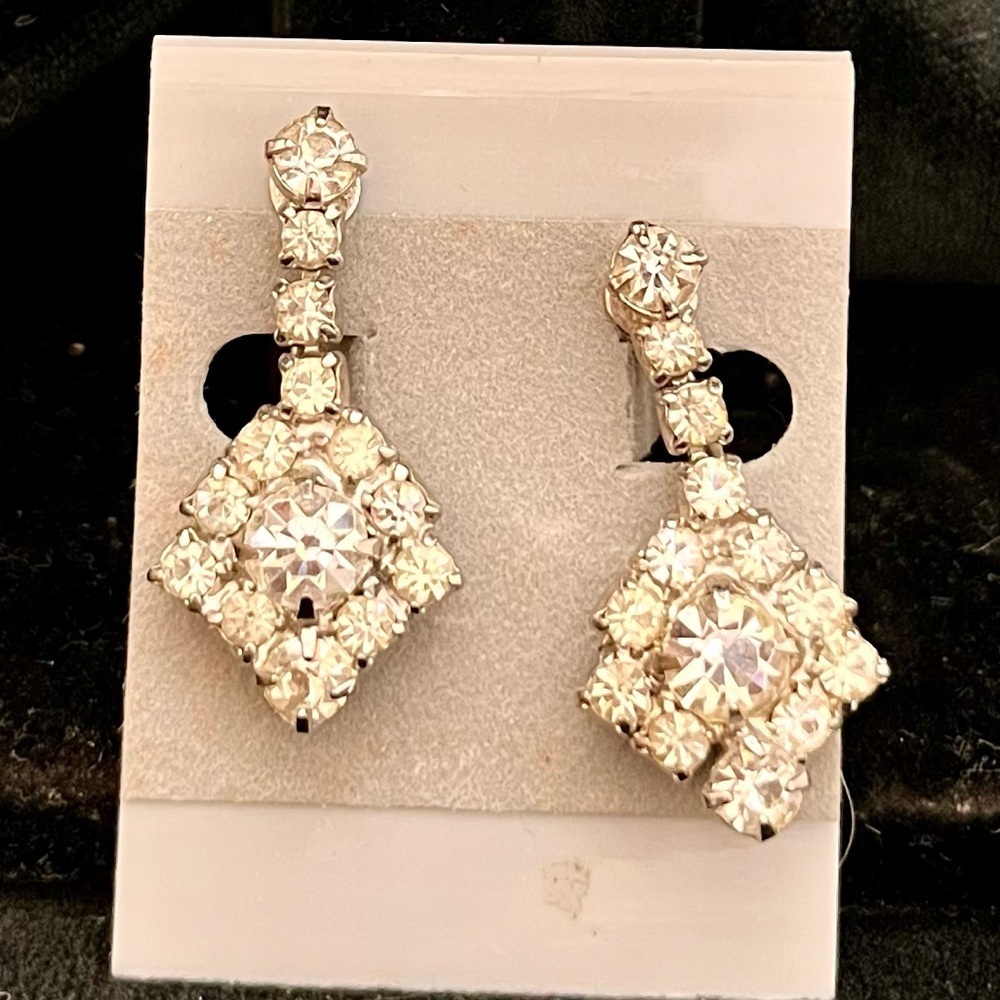 Vintage 1950s Silver Rhinestone Crystal Drop Screw Back Earrings Coquette Formal